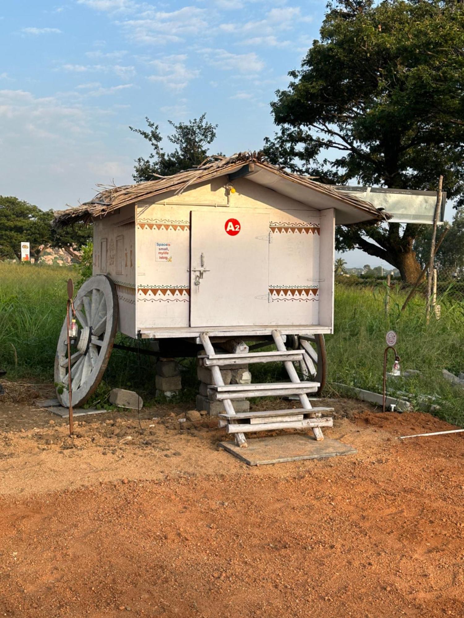 The Gravity Cafe -A Unit Of Staychillhampi Buitenkant foto