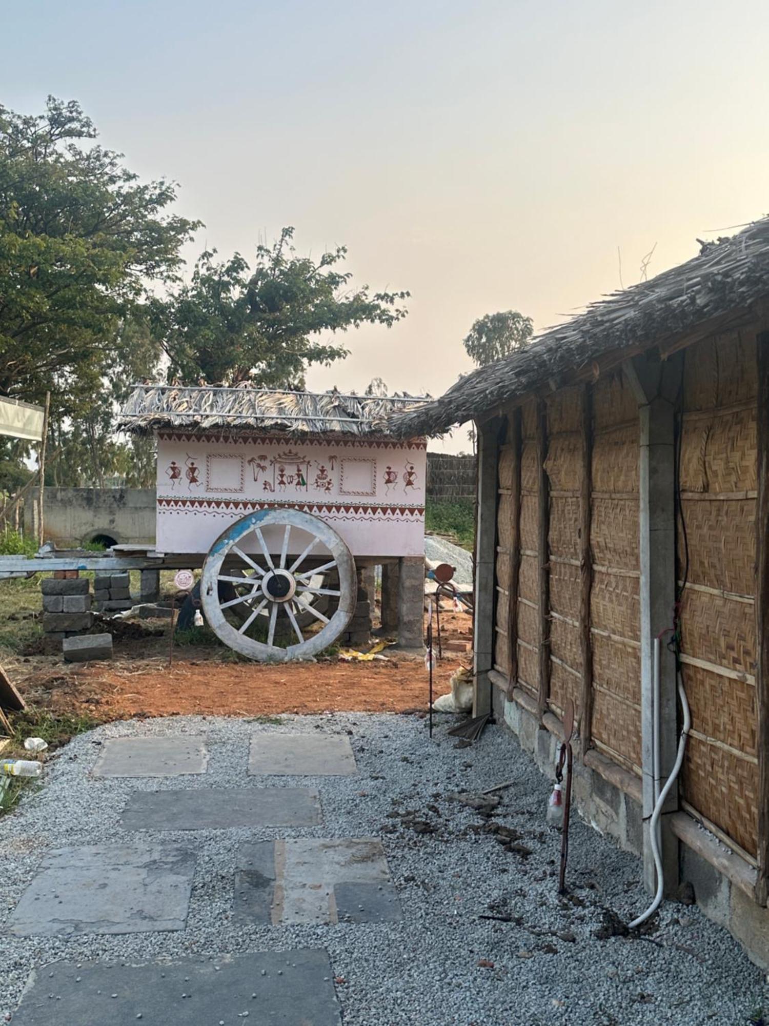 The Gravity Cafe -A Unit Of Staychillhampi Buitenkant foto
