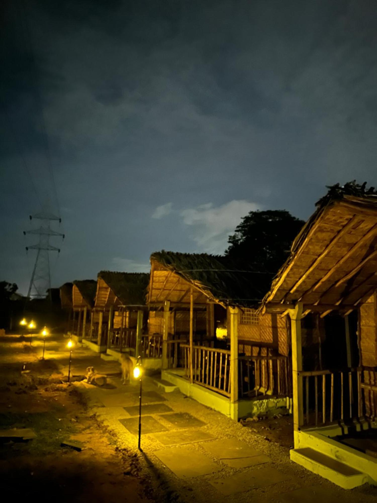 The Gravity Cafe -A Unit Of Staychillhampi Buitenkant foto