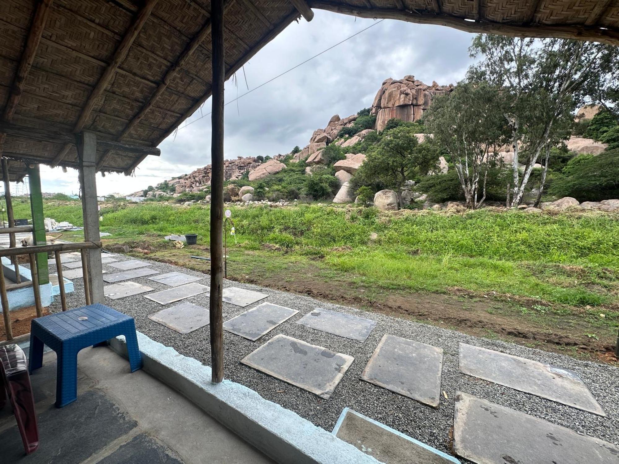 The Gravity Cafe -A Unit Of Staychillhampi Buitenkant foto