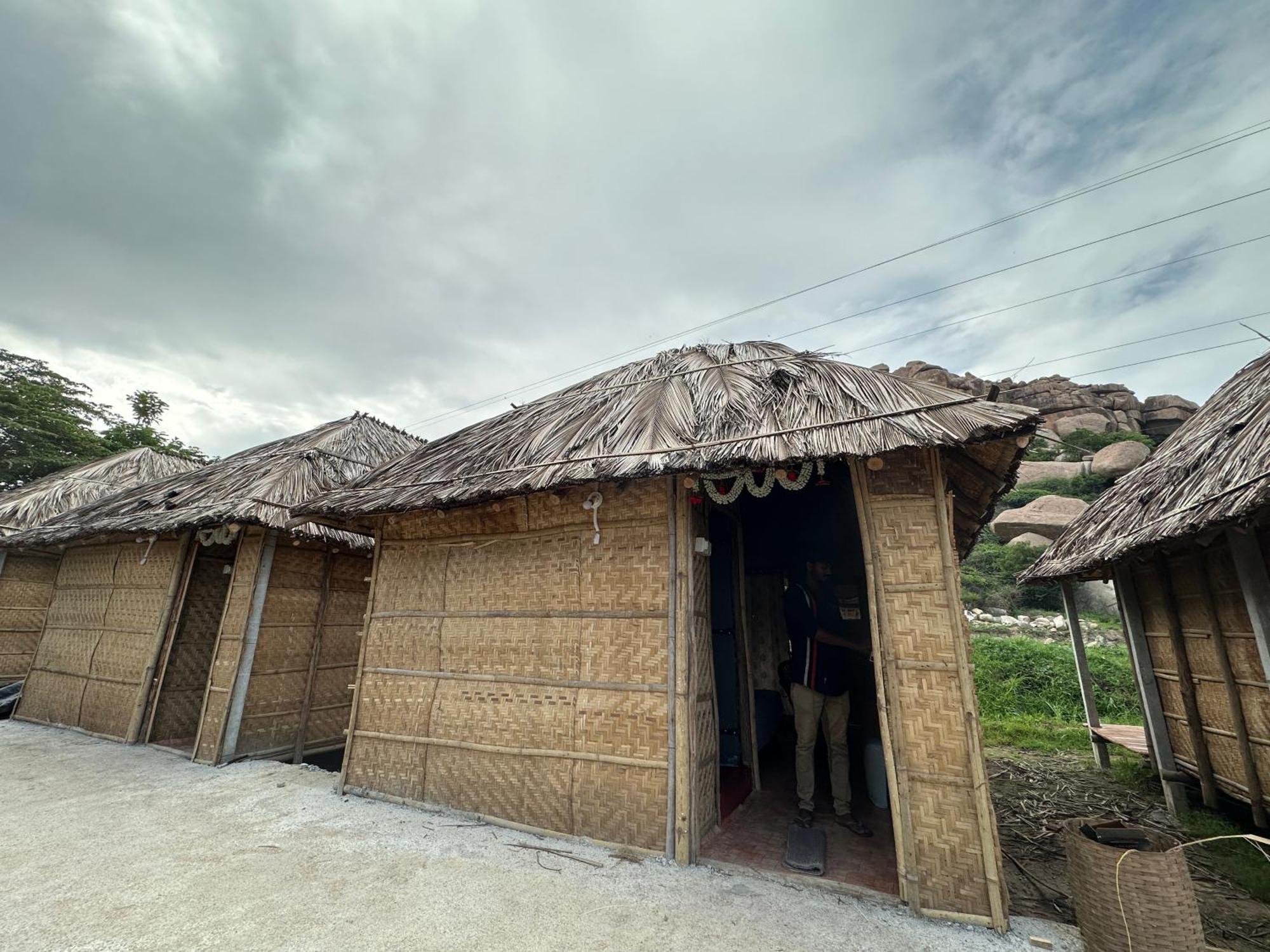 The Gravity Cafe -A Unit Of Staychillhampi Buitenkant foto